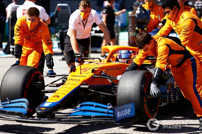 Lando Norris, McLaren MCL35M, llega a la parrilla