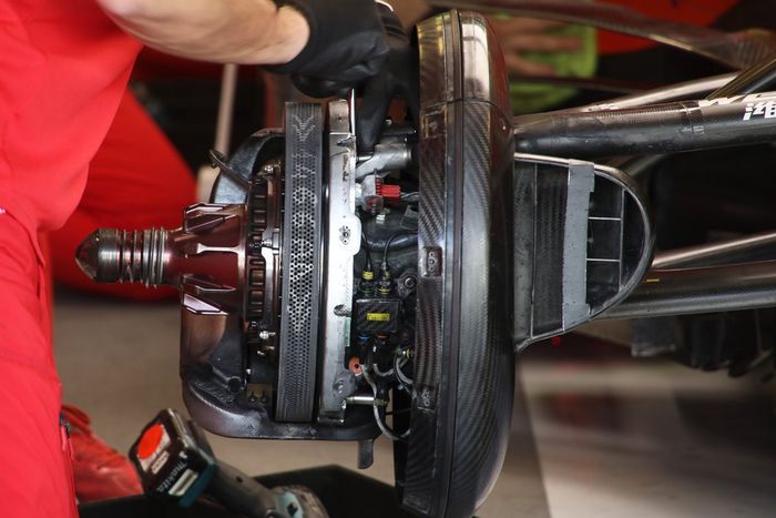 Detalle del Ferrari SF90 adaptado (muleto) con los Pirelli de 18 pulgadas