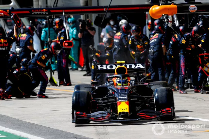 Sergio Pérez, Red Bull Racing RB16B, sale de su box