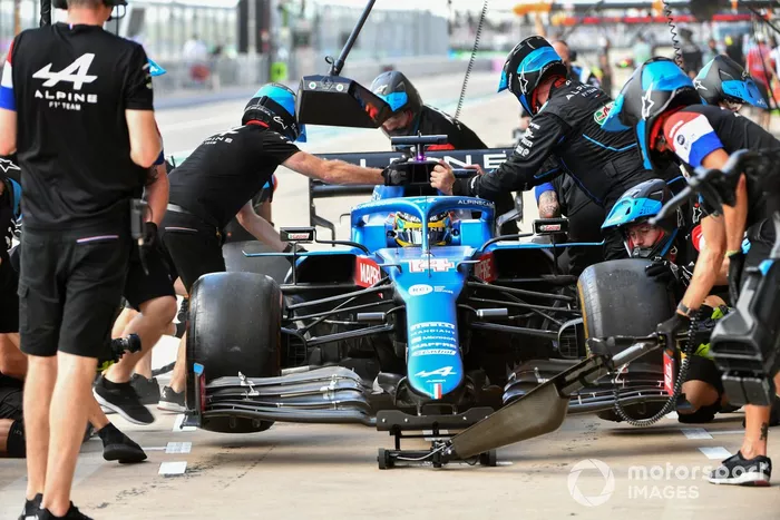 Fernando Alonso, Alpine A521, en boxes