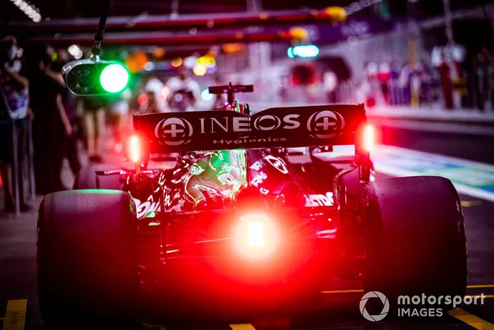 Lewis Hamilton, Mercedes W12, ai box