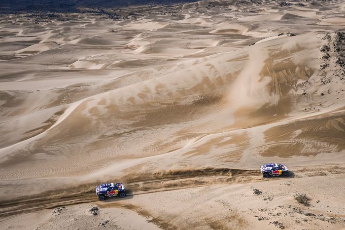 #300 X-Raid Mini JCW Team: Carlos Sainz, Lucas Cruz, #302 X-Raid Mini JCW Team: Stéphane Peterhansel, Edouard Boulanger