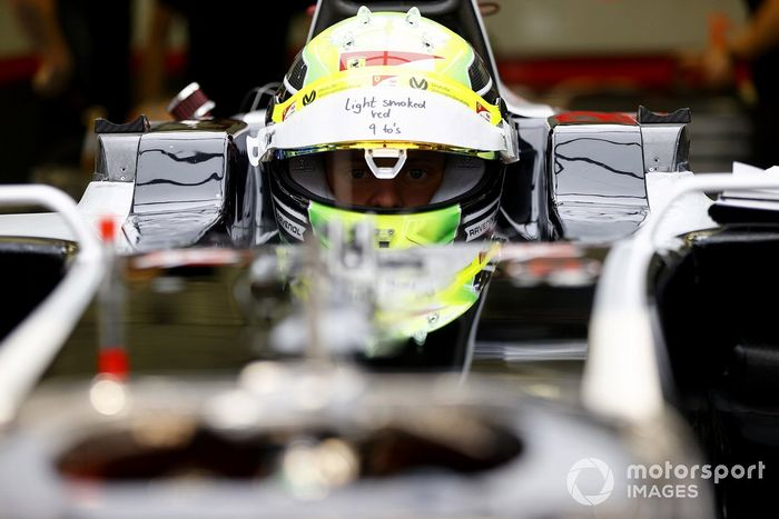 Mick Schumacher ajustando su asiento de Haas F1, Haas VF20