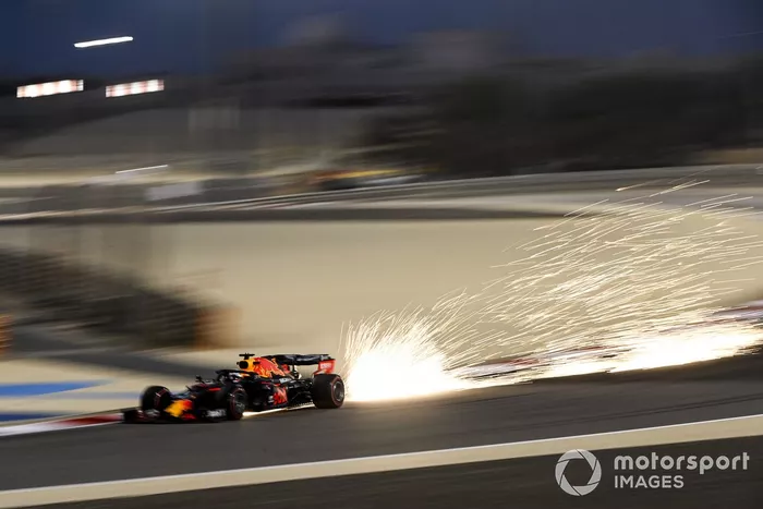 Le scintille escono dalla Red Bull Racing RB16 di Max Verstappen, 