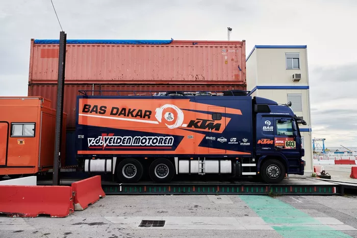 Embarque del Dakar 2021 en Marsella