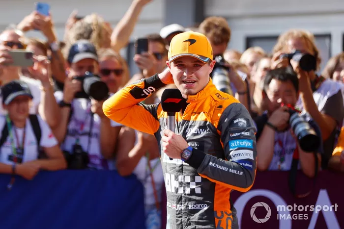 Lando Norris, McLaren, 2ª posición, es entrevistado en Parc Ferme