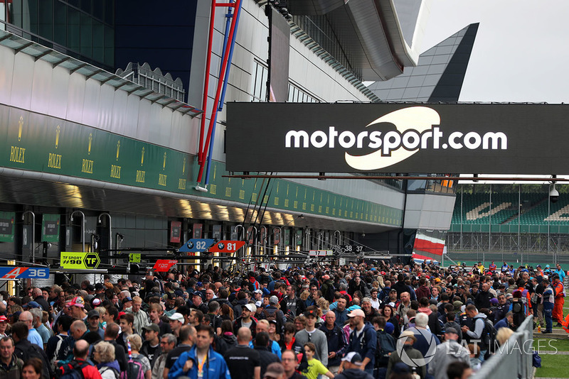 Suasana pitlane