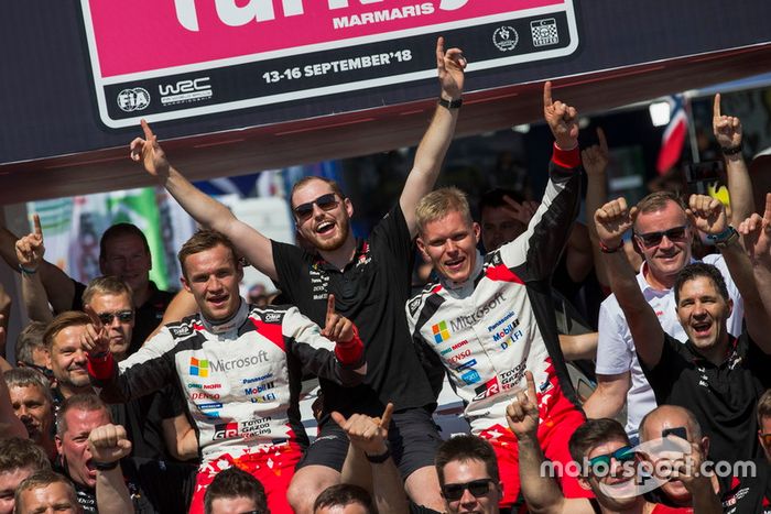 Ganadores Ott Tänak, Martin Järveoja, Toyota Gazoo Racing WRT Toyota Yaris WRC con el equipo