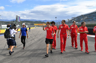 Sebastian Vettel, Ferrari ve Pierre Gasly, Scuderia Toro Rosso pist yürüyüşü