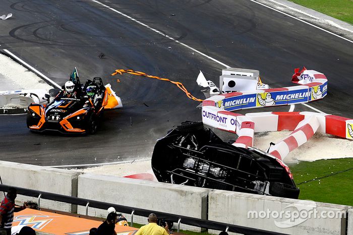 Choque de Pascal Wehrlein y Felipe Massa en el Polaris Slingshot SLR