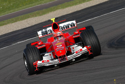 Valentino Rossi, fährt im Ferrari F2004, Geheimtest mit Michael Schumacher's-Ersatzhelmet