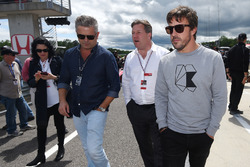 Gil de Ferran, Zak Brown, directeur exécutif de McLaren et Fernando Alonso sur la grille