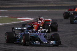 Valtteri Bottas, Mercedes F1 W08, Sebastian Vettel, Ferrari SF70H