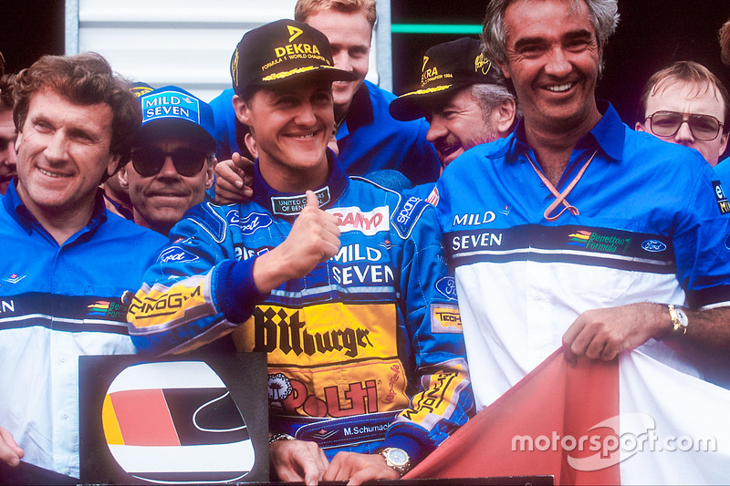 Campeón del mundo Michael Schumacher celebra el equipo Benetton, Tom Walkinshaw y Flavio Briatore