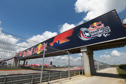 Логотип Red Bull на трасі Америк