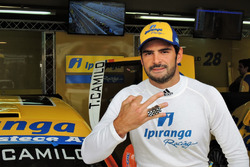 Thiago Camilo exibe anéis de vencedor da Corrida do Milhão
