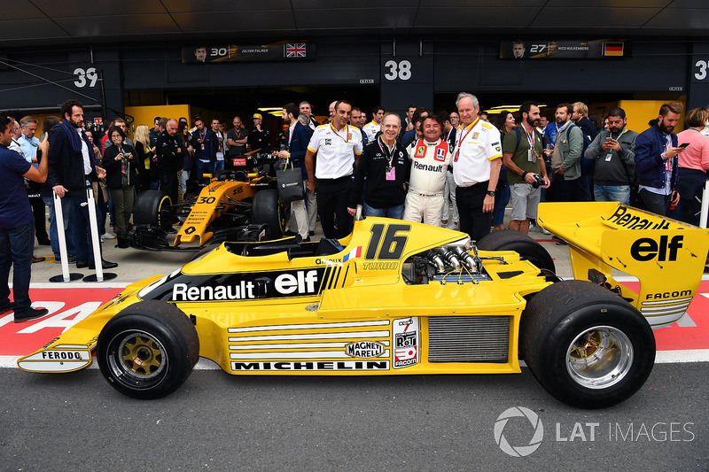 Jerome Stoll, Direktur Renault Sport F1, René Arnoux, dan Cyril Abiteboul, Direktur pengelola Renault Sport F1 berdiri di depan Renault RS01