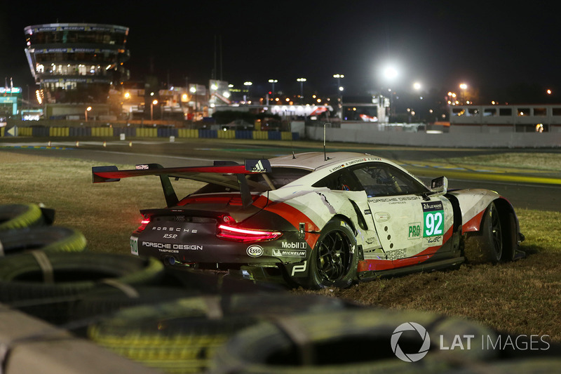 #92 Porsche GT Team Porsche 911 RSR: Michael Christensen, Kevin Estre, Dirk Werner crash