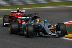 Lewis Hamilton, Mercedes AMG F1 W08, Sebastian Vettel, Ferrari SF70H
