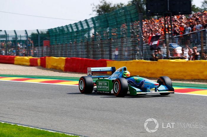 Mick Schumacher conduce el Benetton B194 conducido por su padre Michael Schumacher en el Campeonato Mundial de 1994