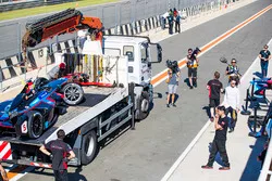 Andre Lotterer, Techeetah inspecte les dégâts à la voiture de  James Rossiter, Venturi Formula E Team