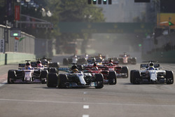Lewis Hamilton, Mercedes AMG F1 W08, Sebastian Vettel, Ferrari SF70H, pasan a Felipe Massa, Williams FW40, y a Sergio Pérez, Sahara Force India F1 VJM10, Kimi Raikkonen, Ferrari SF70H y Esteban Ocon, Sahara Force India F1 VJM10