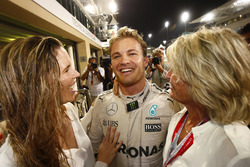 Нико Росберг, Mercedes AMG F1, со своей женой Вивиан Росберг и матерью Зиной Росберг