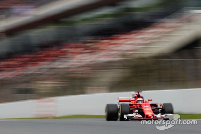 Kimi Raikkonen, Ferrari SF70H, strikes sparks