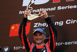 Podyum: Yarış galibi Gabriele Tarquini, BRC Racing Team, Hyundai i30 N TCR
