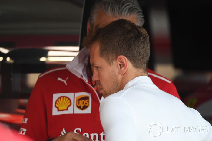 Maurizio Arrivabene, director del equipo Ferrari y Sebastian Vettel, Ferrari