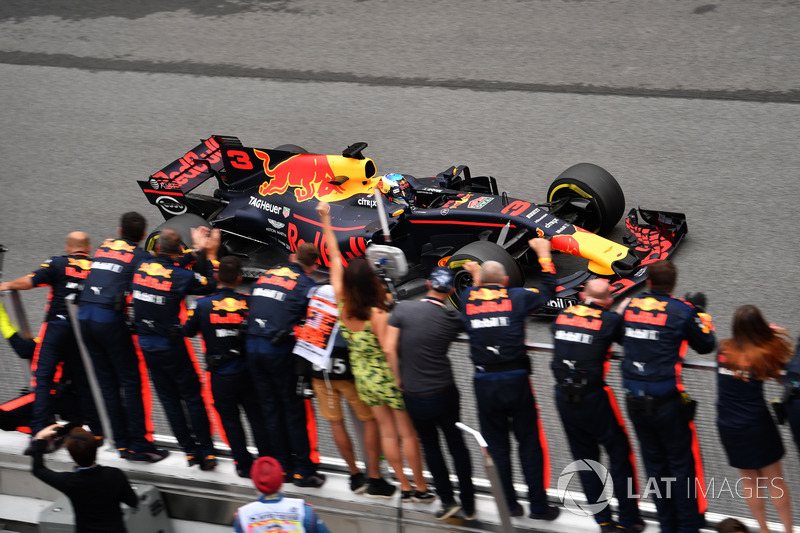 Daniel Ricciardo, Red Bull Racing RB13 crosses the line