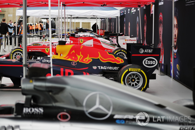 Машины Mercedes, Red Bull Racing, Ferrari, Force India, Williams, McLaren, Scuderia Toro Rosso и Haa