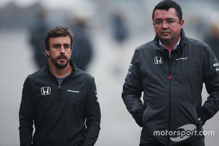 Fernando Alonso, McLaren, con Eric Boullier, Racing Director, McLaren