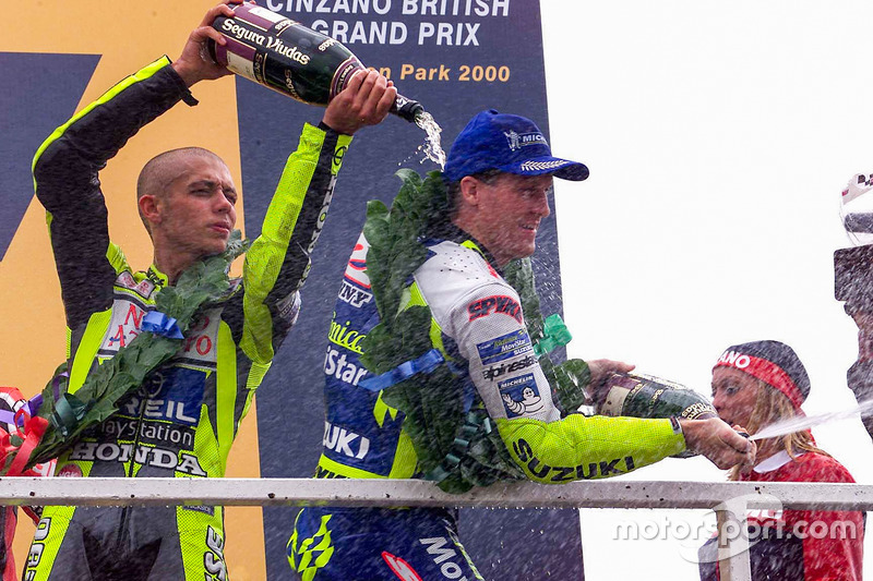 Podio: il vincitore della gara Valentino Rossi, il secondo classificato Kenny Roberts Jr.