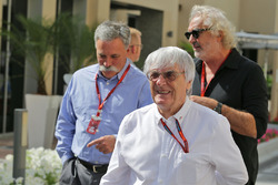 Bernie Ecclestone, avec Chase Carey, Président du Formula One Group et Flavio Briatore