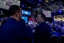 Zak Brown, CEO, Motorsport Network mira la carrera