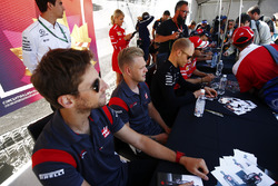 Valtteri Bottas, Mercedes AMG F1, Kevin Magnussen, Haas F1 Team, Romain Grosjean, Haas F1 Team