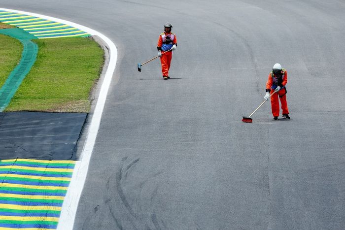  Un comisario atiende la pista