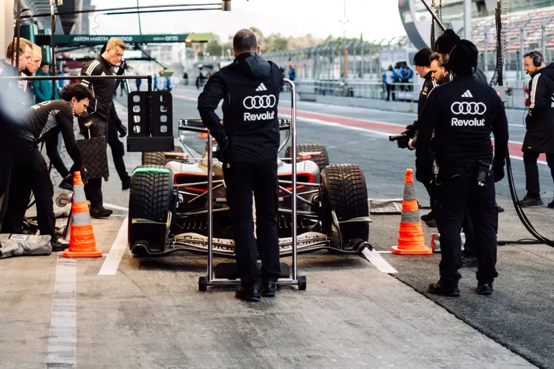 Audi R26 dans la voie des stands