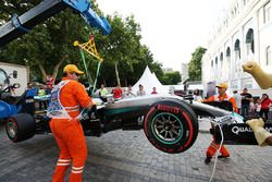 Mercedes AMG F1 W07 Hybrid of Lewis Hamilton, Mercedes AMG F1 is craned away setelah ia kecelakaan o