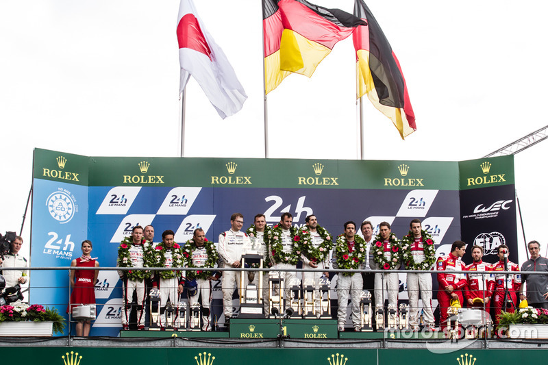 LMP1 Podio: clase y los ganadores de la general #2 Porsche Team Porsche 919 Hybrid: Romain Dumas, Neel Jani, Marc Lieb, segundo lugar #6 Toyota Racing Toyota TS050 Hybrid: Stéphane Sarrazin, Mike Conway, Kamui Kobayashi, tercer lugar #8 Audi Sport Team Joe
