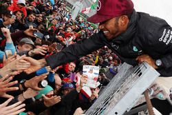 Race winner Lewis Hamilton, Mercedes AMG F1 celebrates with the team