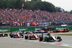 Start: Nico Rosberg, Mercedes AMG F1 W07 Hybrid, führt