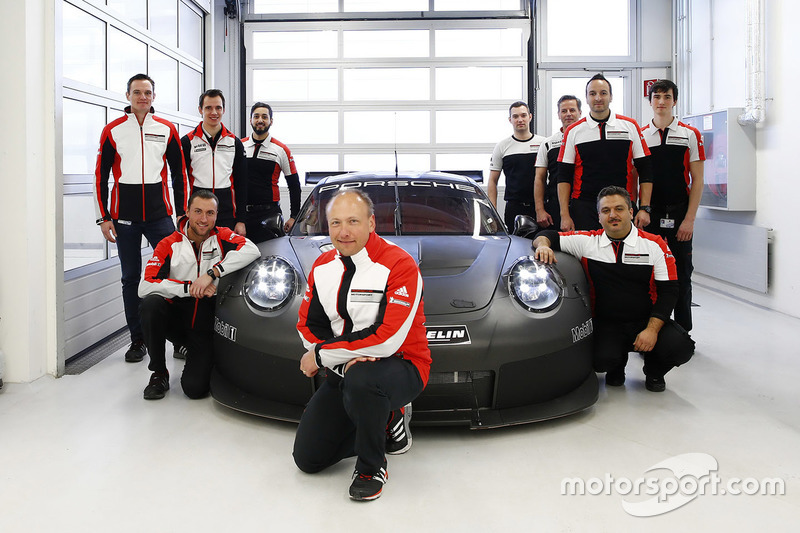 Marco Ujhasi, Porsche GT Motorsporları Proje Yöneticisi ve elkibi 2017 Porsche GTE/GTLM'nin önünde