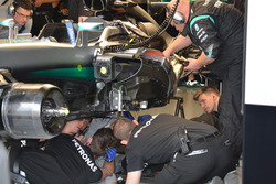 I meccanici Mercedes AMG F1 team lavorano sulla monoposto
