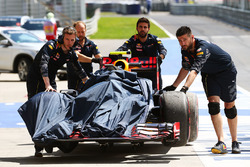 De Red Bull Racing RB12 van Max Verstappen, Red Bull Racing na uitstap door het gravel