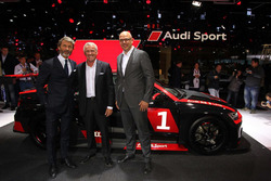 Stephan Winkelmann, Marcello Lotti und Chris Reinke mit dem Audi RS 3 LMS