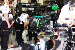 I meccanici al lavoro sulla McLaren MP4-31 di Stoffel Vandoorne, McLaren