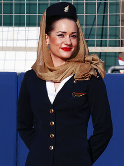 Une Grid Girl durant la parade des pilotes
