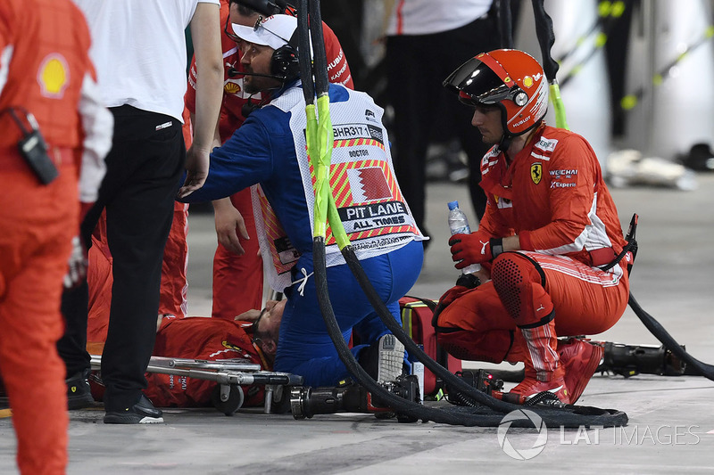 Fransesco Cigarini, mekanik Ferrari, mendapat penanganan medis